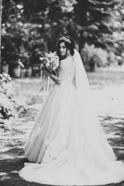 Zarif beyaz elbiseler içinde güzel bir gelin