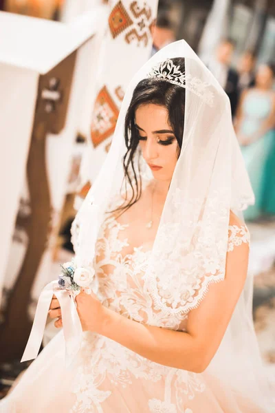 Bela noiva se casar em uma igreja — Fotografia de Stock