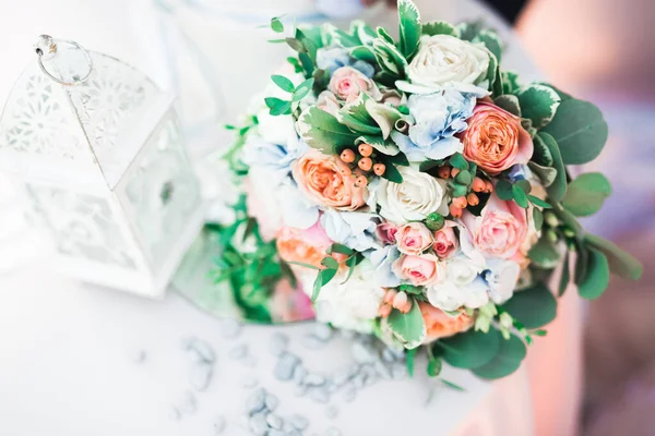 Wunderbarer luxuriöser Hochzeitsstrauß aus verschiedenen Blumen — Stockfoto