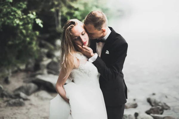 Sinnliches Porträt eines jungen Hochzeitspaares. Draußen — Stockfoto