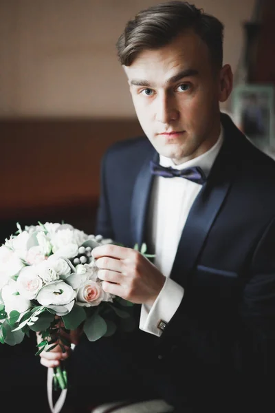 Bel homme, marié posant et se préparant au mariage — Photo