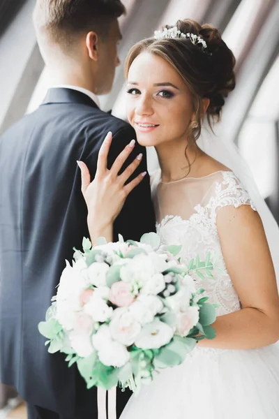 Nahaufnahme eines netten jungen Hochzeitspaares — Stockfoto
