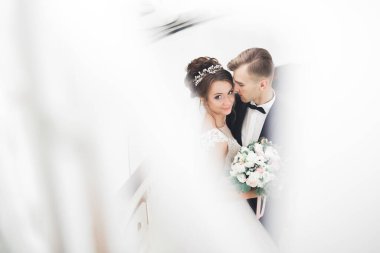 Gelin ve damat el ele tutuşuyor.