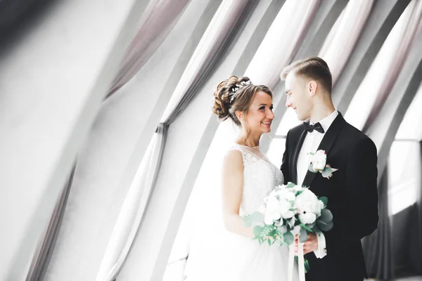 Bella coppia di nozze felice, sposa con abito lungo bianco — Foto Stock