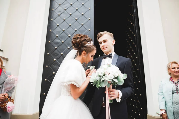 Одружена пара позує в церкві після церемонії — стокове фото