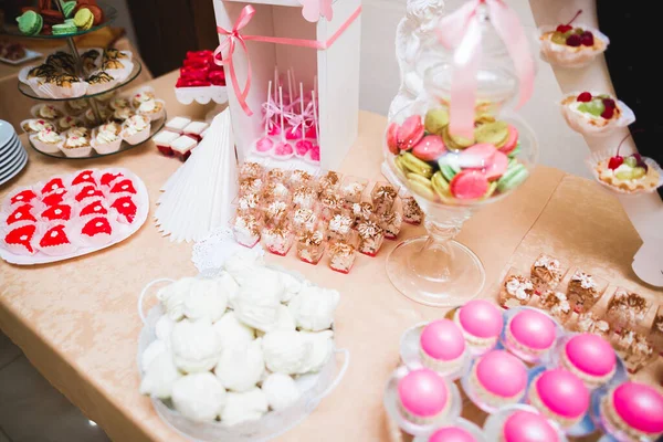 Вкусный и вкусный десертный стол с кексами и снимками на ресепшене крупным планом — стоковое фото