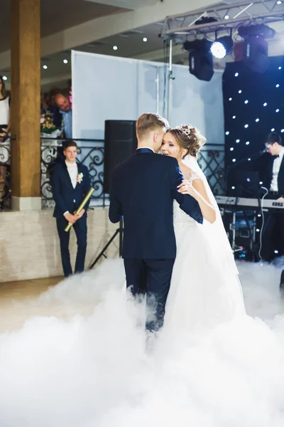 Hermosa pareja de casados recién casados y bailando su primer baile — Foto de Stock