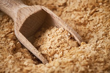 Beslenme bira closeup Maya flakes ile ahşap kepçe