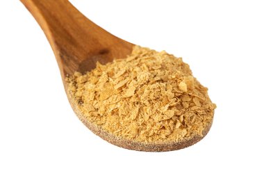 Tahta kaşık beyaz arka plan üzerinde izole beslenme bira Maya flakes