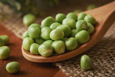 Masada tahta kaşık taze çiğ yeşil bezelye