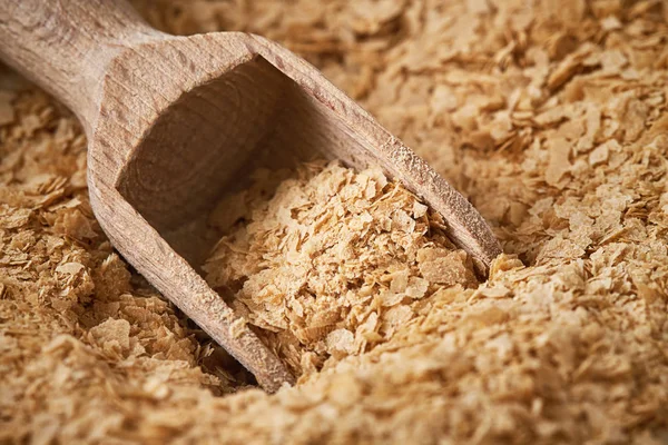 Beslenme bira closeup Maya flakes ile ahşap kepçe