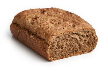 Ev yapımı ekmek tam buğday unu, Bütün çavdar unu, buğday ve Kenevir unu, ayçiçeği tohumu, rezene tohumu ve ceviz beyaz arka plan üzerinde izole ile yapılan