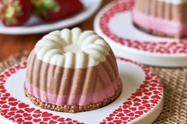 Çilek, kakao yağı, kaju ve tarihleri ile yapılan çiğ vegan mini kekler