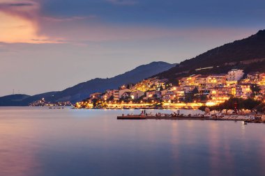 Plaj ve Neum Bosna ve Hersek'teki şehir alacakaranlıkta