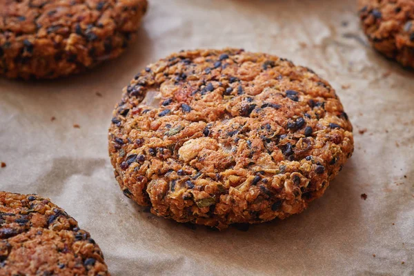 Vegan quinoa ve fasulye Burger yapılan fasulye, quinoa, nori algler, yulaf, biber, soğan füme