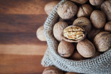 Çuvala bütün ve çekirdek ceviz. Kopya alanı ile üstten görünüm