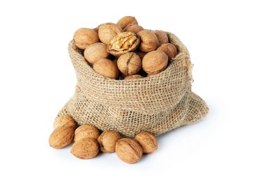 Beyaz arka plan üzerinde izole çuvala (içinde deniz hayvanı kabuğu) bütün ceviz