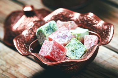 Türk lokumu (lokum) geleneksel oryantal oyma desenli metal plaka