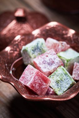 Türk lokumu (lokum) geleneksel oryantal oyma desenli metal plaka