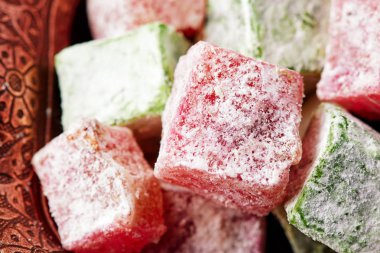 Türk lokumu (lokum) geleneksel oryantal oyma desenli metal plaka