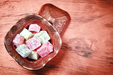 Türk lokumu (lokum) geleneksel oryantal desenli metal plaka oyulmuş. Kopya alanı ile üstten görünüm