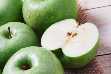 Closeup yarıya taze Granny smith yeşil elma