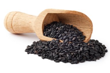 Ahşap Kepçe izole beyaz arka plan üzerinde siyah susam