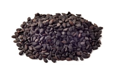 Beyaz arkaplanda izole edilmiş siyah susam tohumları yığını