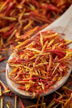 Tahta kaşık kuru Aspir yaprakları (safran yerine)