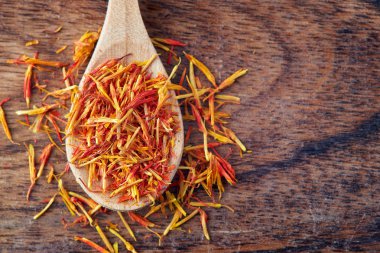 Aspir yaprakları (safran yerine) tahta kaşık. Kopya alanı ile üstten görünüm