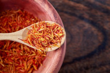 Aspir yaprakları (safran yerine) tahta kaşık. Kopya alanı ile üstten görünüm