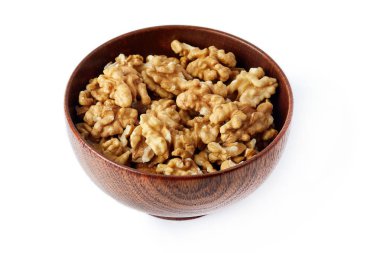 Beyaz arka plan üzerinde izole ahşap kase ceviz taneleri