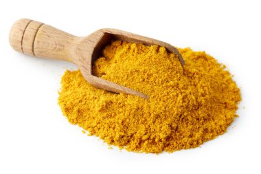 Zerdeçal tozu (Curcuma), olarak da bilinen Hint safran, beyaz arka plan üzerinde izole ahşap kepçe