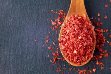 Tahta kaşık doğranmış biber biber kurutulmuş. Kopya alanı ile üstten görünüm