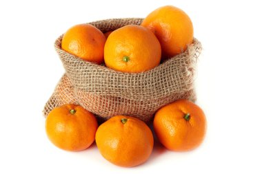 Mandarin da bilinen mandalina (narenciye reticulata) veya beyaz arka plan üzerinde izole çuvala mandarine