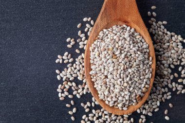 Tahta kaşık beyaz chia tohum kapatın. Kopya alanı ile üstten görünüm