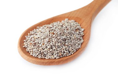 Tahta kaşık beyaz arka plan üzerinde izole içinde beyaz chia tohum