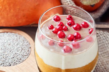 Beyaz chia tohum pudingi yaptın Japonca persimmon, kabak, muz ve kuş üzümü