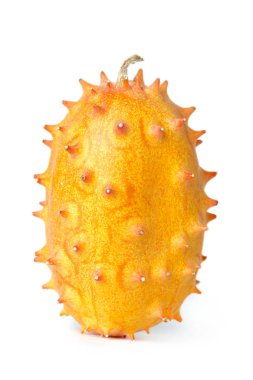 Boynuzlu kavun ya da Afrika boynuzlu salatalık veya kavun, jöle kavun, gözükürken kabak ve beyaz arka plan üzerinde izole melano olarak bilinen kiwano (Cucumis metuliferus),