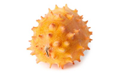 Boynuzlu kavun ya da Afrika boynuzlu salatalık veya kavun, jöle kavun, gözükürken kabak ve beyaz arka plan üzerinde izole melano olarak bilinen kiwano (Cucumis metuliferus),