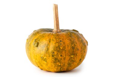 Beyaz arka plan üzerinde izole organik çiğ mini kabak