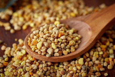 Tahta kaşık içinde arı polen taneleri yakın çekim