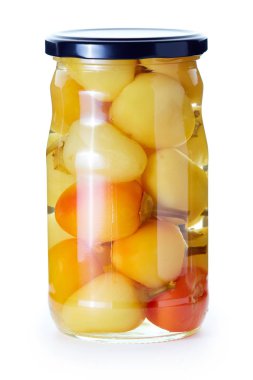 Beyaz arka plan üzerinde izole bir kavanoz içinde korunmuş biber turşusu