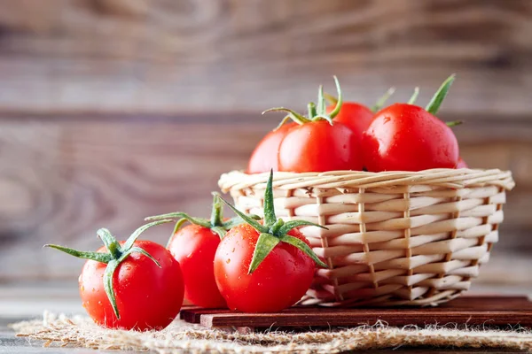 Tomates Biologiques Fraîches Mûres Avec Des Gouttes Eau Sur Fond — Photo