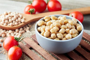 Ahşap arka plan üzerinde kase pişmiş Nohut (Cicer arietinum)