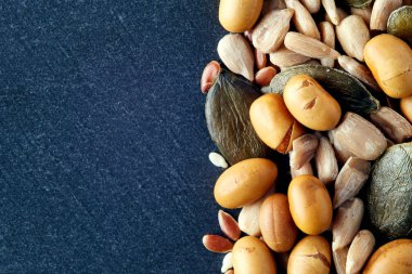 Soya fasulyesi, susam, kabak ve ayçiçeği tohumu da dahil olmak üzere çeşitli sağlıklı tohum karışımı. Kopya alanı ile Üstten Görünüm