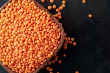 Çiğ çiğ kırmızı Mercimek (lens culinaris) ahşap kase. Kopya alanı ile Üstten Görünüm