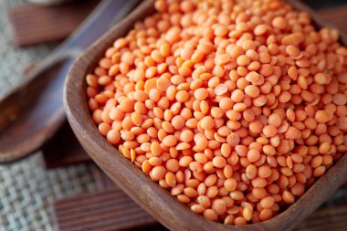 Çiğ çiğ kırmızı Mercimek (lens culinaris) ahşap kase