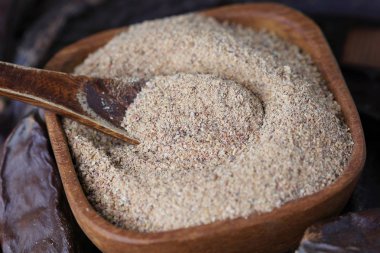 Ahşap kase zemin Keçiboynuzu (Ceratonia Siliqua) tozu