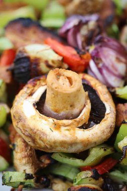 Seitan, mantar, kabak, domates ve biber ile sebze Vegan Barbekü